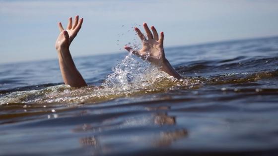 وفاة طفل عمره 10 سنوات غرقا بضاية مائية في مشهد صادم 