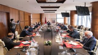 ”أخنوش” يستعين بقادة الأحزاب الممثلة في البرلمان لإقناع المغاربة بتلقي الجرعة الثالثة