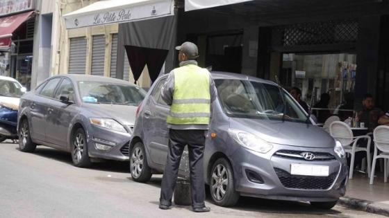 مغاربة يطلقون حملة جديدة ضد “حراس السيارات” تحت وسم: #ماتحضيش_طموبيلتي