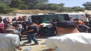 فاس.. حي سكني ينجو من كارثة جراء انقلاب حافلة (صور)