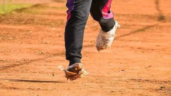 مشارك في البطولة الوطنية للعدو الريفي بتامسنا يقضي مسافة السباق بجوارب ملفوف