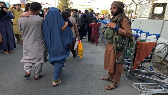 “طالبان” تفصل الرجال عن النساء في المطاعم حتى وإن كانوا متزوجين