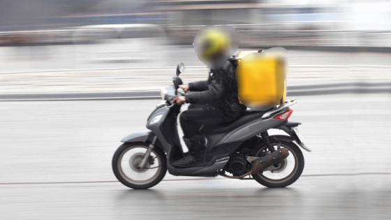 دراجات التوصيل بوجدة… خدمة ضرورية تتحول إلى خطر يومي يهدد السلامة الطرقية