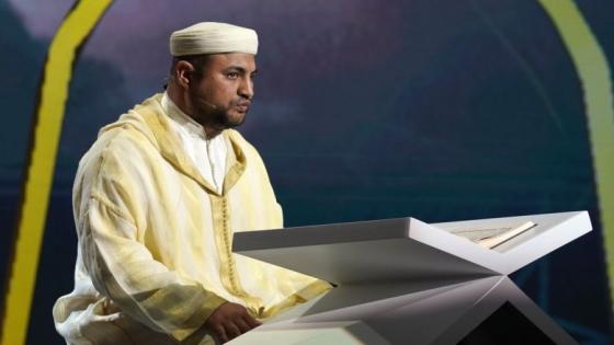 مقرئ مغربي يفوز بأكثر من مليار في مسابقة “عطر الكلام” لتلاوة القرآن الكريم والأذان بالسعودية