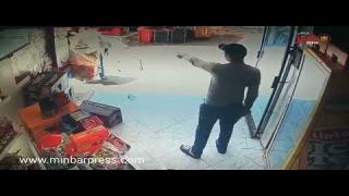 مجرم خط-ير للمرة الثانية يعتدي على صاحب محل بحي الوحدة 1مكناس بعدا كان إعتدا عليه وحكم .وخرج بعفو