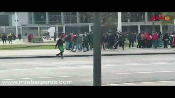 من مدينة الدار البيضاء امام مركب الرياضي محمد الخامس توافد الجماهير المغربية لمساندة المنتخب الوطني