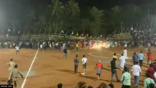 انهيار مدرج ملعب كرة السلة يتسبب في إصابة 15 شخصا