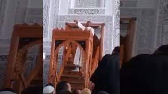 فوضى بمسجد بمراكش بعد اقتحام شخص لمنبر صلاة الجمعة (فيديو)